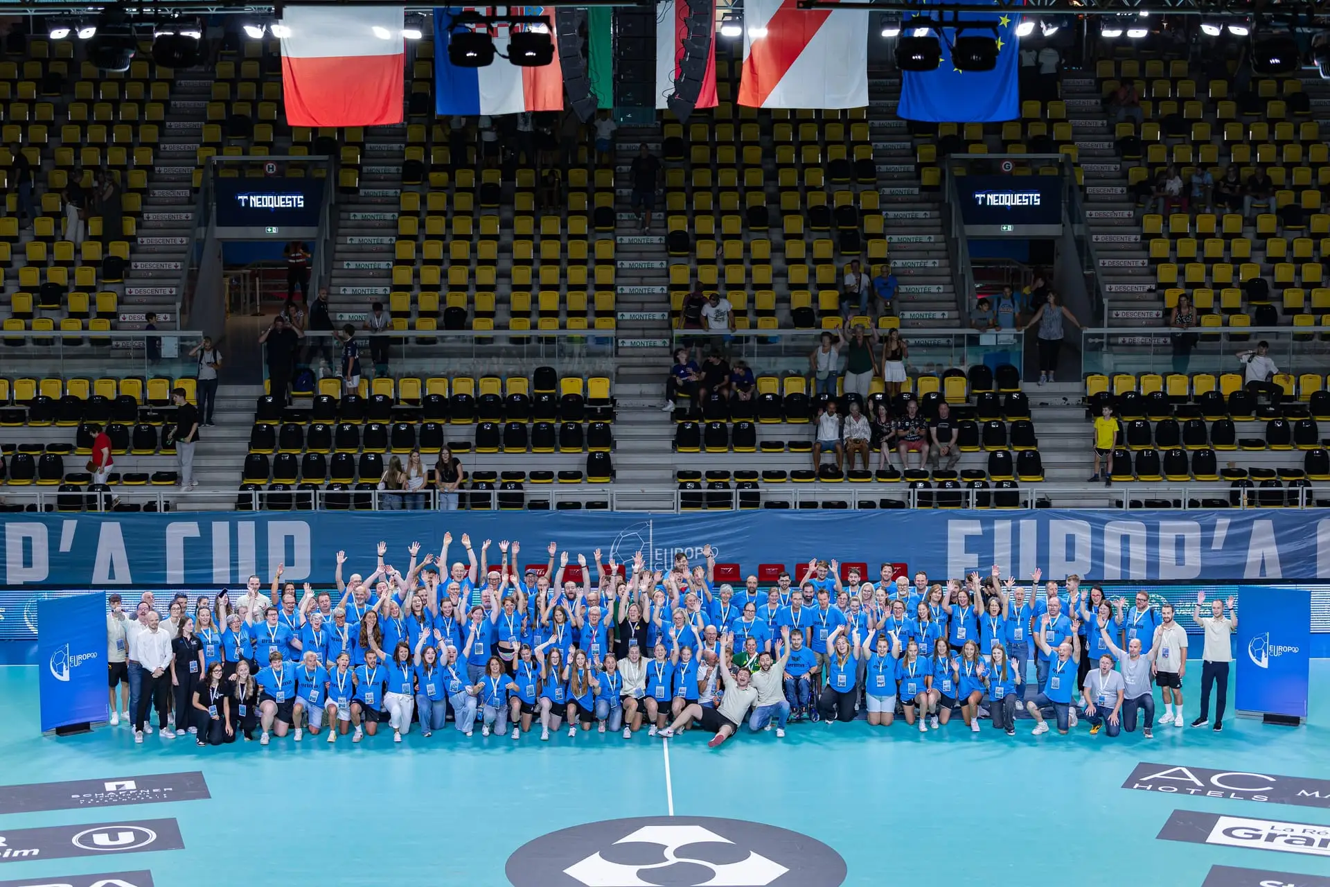 L’équipe des bénévoles de l’Europ’A Cup 2025 réunie sur le terrain du Rhénus Sport